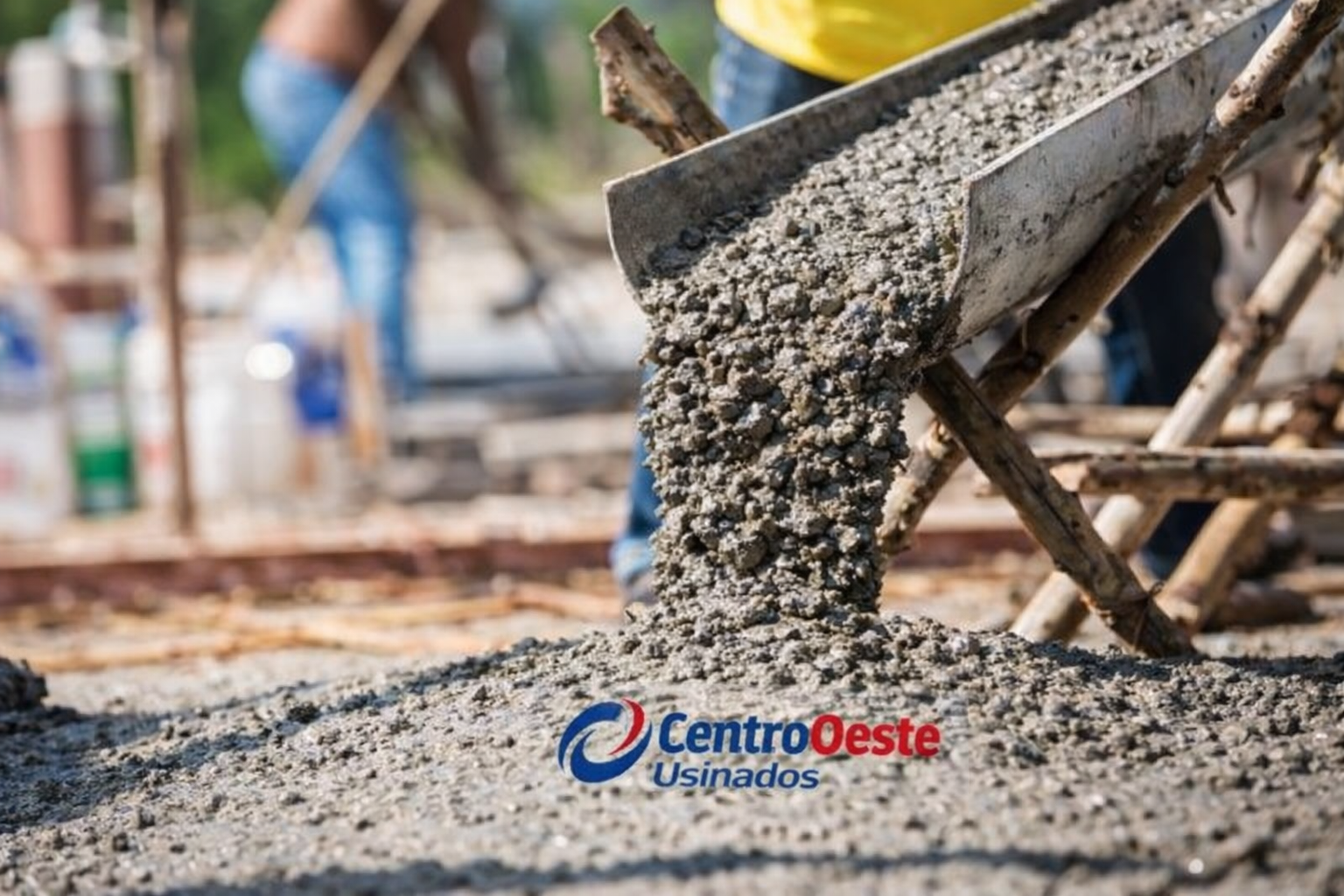 Concreto sendo aplicado na obra