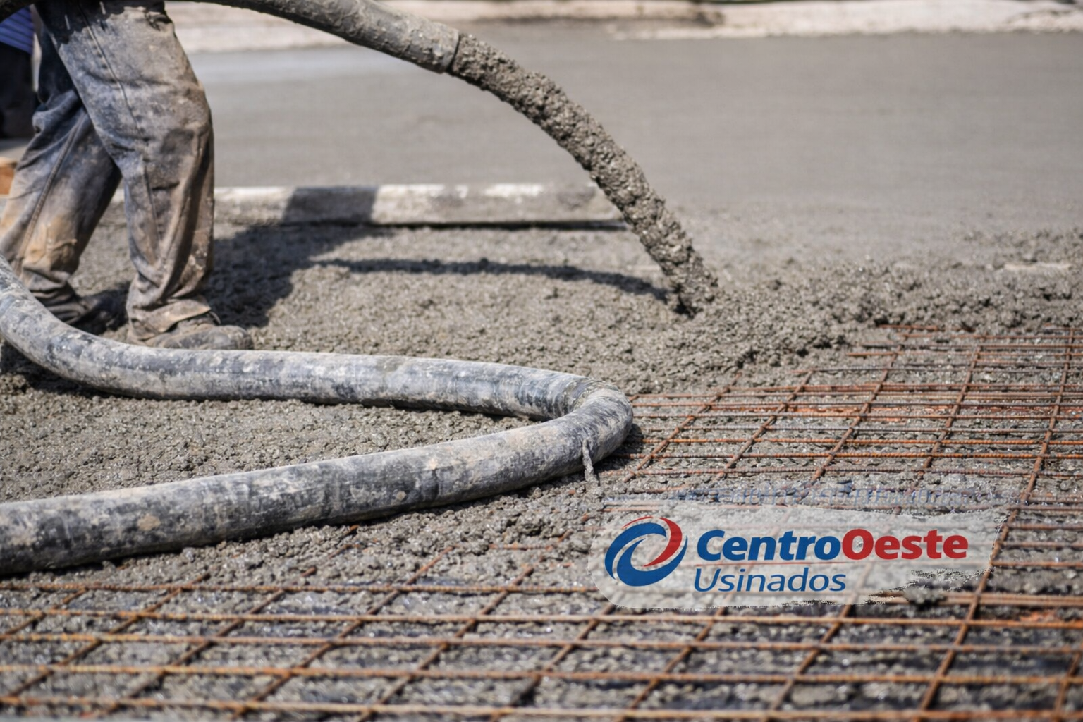 Concreto sendo bombeado para fundação